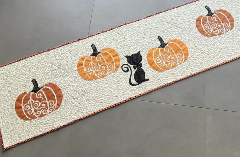 HALLOWEEN quilted TABLE RUNNER, Tablecloth with pumpkins, Table linen with black cat and pumpkins, Halloween Table Quilt | Table Linens Kitchen & Dining Table Linens